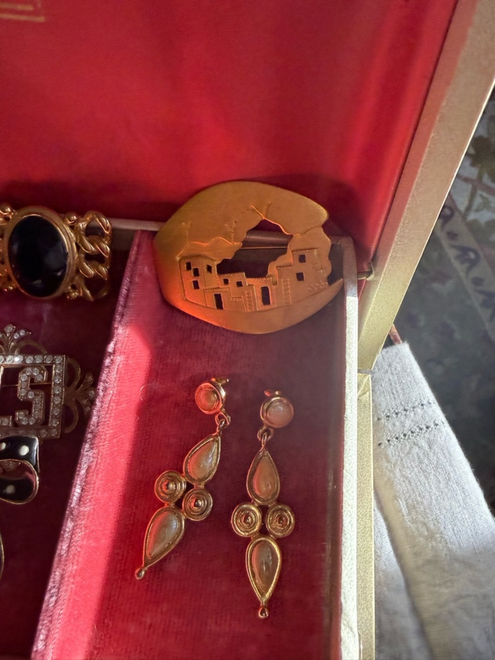 Vintage Jewelry Box filled Jewelry, Lady BuxtonVTG brooches earring’s necklaces - Picture 9 of 16